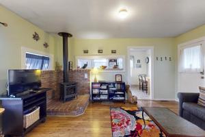 a living room with a couch and a fireplace at Greenwood Beach Cottage in Elk +21 photos