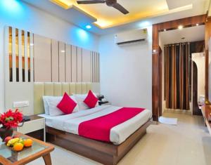 Postel nebo postele na pokoji v ubytování Radiant hotel,andheri east terminal 1,2