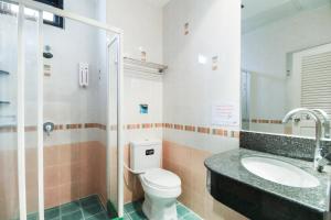 Koupelna v ubytování OYO 1074 Fin Hostel