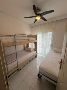 Postel nebo postele na pokoji v ubytování Takis Apartment