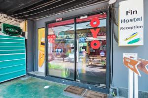 Bazén v ubytování OYO 1074 Fin Hostel nebo v jeho okolí