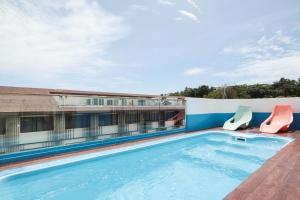 Bazén v ubytování OYO 1074 Fin Hostel nebo v jeho okolí