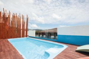 Bazén v ubytování OYO 1074 Fin Hostel nebo v jeho okolí