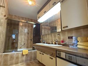 a bathroom with two sinks and a shower at Ferienwohnung Haus Kampenwand Löhr in Aschau im Chiemgau +21 photos