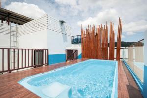 Bazén v ubytování OYO 1074 Fin Hostel nebo v jeho okolí