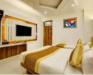Postel nebo postele na pokoji v ubytování Radiant hotel,andheri east terminal 1,2