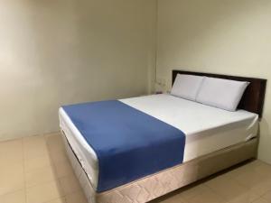 a bed with a blue and white mattress in a room at Hotel O Gold Hill Hotel in Jerantut +19 photos