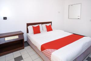 Postel nebo postele na pokoji v ubytování Super OYO 1018 Telang Usan Hotel Miri