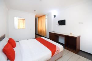 Postel nebo postele na pokoji v ubytování Super OYO 1018 Telang Usan Hotel Miri