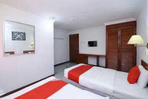 Postel nebo postele na pokoji v ubytování Super OYO 1018 Telang Usan Hotel Miri