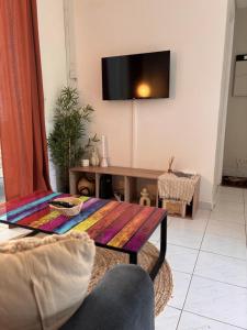 TV a/nebo společenská místnost v ubytování Appart Milena T2 cosy et calme