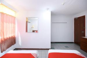 Postel nebo postele na pokoji v ubytování Super OYO 1018 Telang Usan Hotel Miri