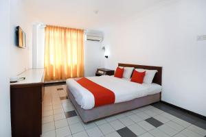 Postel nebo postele na pokoji v ubytování Super OYO 1018 Telang Usan Hotel Miri