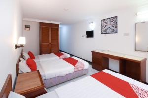 Postel nebo postele na pokoji v ubytování Super OYO 1018 Telang Usan Hotel Miri