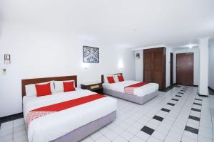 Postel nebo postele na pokoji v ubytování Super OYO 1018 Telang Usan Hotel Miri