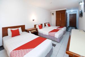 Postel nebo postele na pokoji v ubytování Super OYO 1018 Telang Usan Hotel Miri