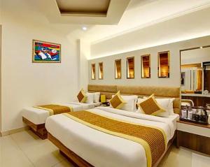 Postel nebo postele na pokoji v ubytování Radiant hotel,andheri east terminal 1,2