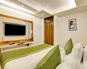 TV a/nebo společenská místnost v ubytování Radiant hotel,andheri east terminal 1,2