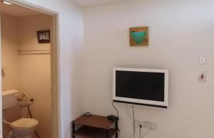 TV a/nebo společenská místnost v ubytování OYO 90842 Hotel Prai Jaya