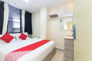 Postel nebo postele na pokoji v ubytování OYO 552 Hotel Kl Centre Point