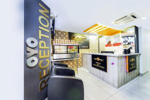 Kuchyň nebo kuchyňský kout v ubytování OYO 552 Hotel Kl Centre Point