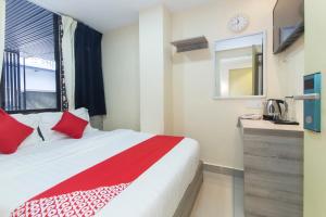 Postel nebo postele na pokoji v ubytování OYO 552 Hotel Kl Centre Point