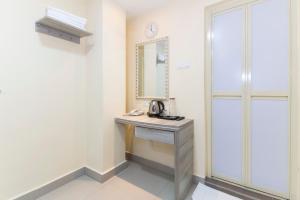 Kuchyň nebo kuchyňský kout v ubytování OYO 552 Hotel Kl Centre Point