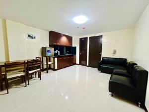 Kuchyň nebo kuchyňský kout v ubytování OYO 1045 Rayjan Apartelle