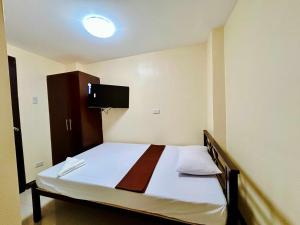 Postel nebo postele na pokoji v ubytování OYO 1045 Rayjan Apartelle