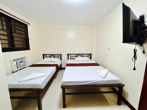 Postel nebo postele na pokoji v ubytování OYO 1045 Rayjan Apartelle