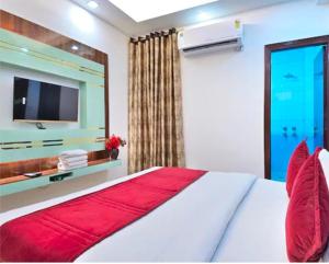 Postel nebo postele na pokoji v ubytování Radiant hotel,andheri east terminal 1,2