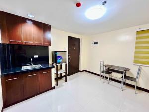 Kuchyň nebo kuchyňský kout v ubytování OYO 1045 Rayjan Apartelle