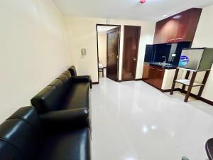 TV a/nebo společenská místnost v ubytování OYO 1045 Rayjan Apartelle + 18 fotografií