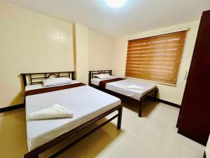 Postel nebo postele na pokoji v ubytování OYO 1045 Rayjan Apartelle