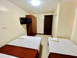 Postel nebo postele na pokoji v ubytování OYO 1045 Rayjan Apartelle