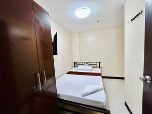 Postel nebo postele na pokoji v ubytování OYO 1045 Rayjan Apartelle