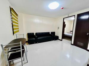 Posezení v ubytování OYO 1045 Rayjan Apartelle