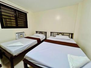 Postel nebo postele na pokoji v ubytování OYO 1045 Rayjan Apartelle