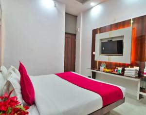 Postel nebo postele na pokoji v ubytování Radiant hotel,andheri east terminal 1,2