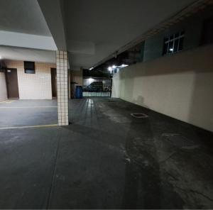 an empty parking lot in an empty building at Quarto da Orla in Cabo Frio