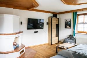 Televízia a/alebo spoločenská miestnosť v ubytovaní Home-Schusterwastl