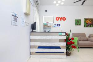 クアラ・トレンガヌにあるOYO 90132 Come Inn Premiumのロビー(ソファ付きの待合室あり)