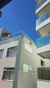 a tall brick building with a blue sky in the background at Quarto da Orla in Cabo Frio