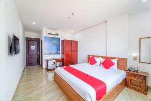 A bed or beds in a room at Capital O 215 An Duc Hotel Da Nang