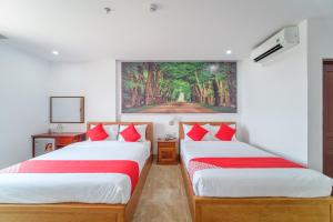A bed or beds in a room at Capital O 215 An Duc Hotel Da Nang