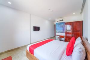 A bed or beds in a room at Capital O 215 An Duc Hotel Da Nang