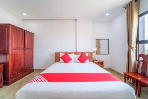 A bed or beds in a room at Capital O 215 An Duc Hotel Da Nang