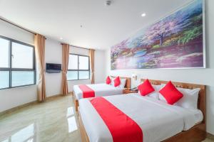 A bed or beds in a room at Capital O 215 An Duc Hotel Da Nang