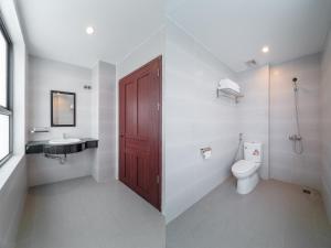 A bathroom at Capital O 215 An Duc Hotel Da Nang