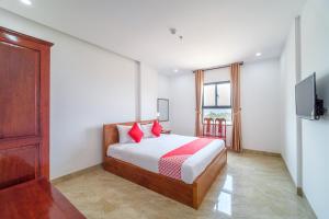 A bed or beds in a room at Capital O 215 An Duc Hotel Da Nang
